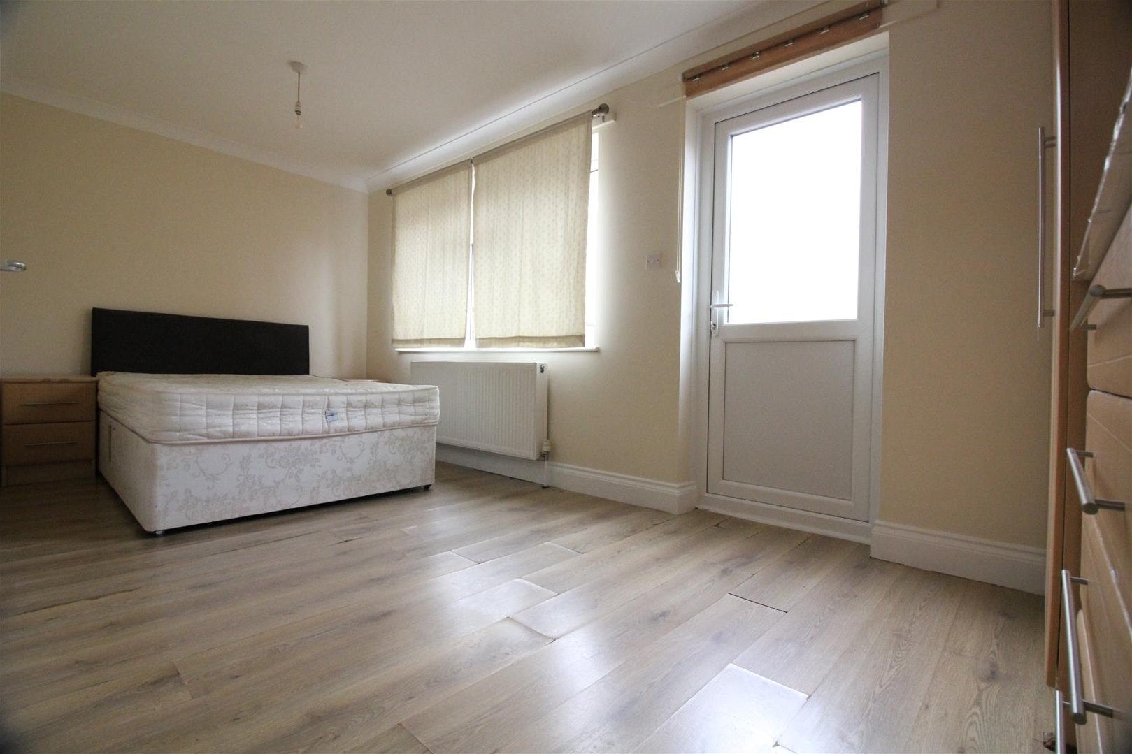 Flat Bulstrode Avenue in Greater London