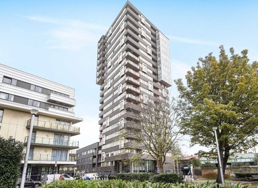 Flat Spencer Way in Greater London