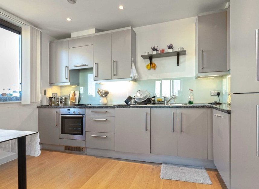 Flat Spencer Way in Greater London