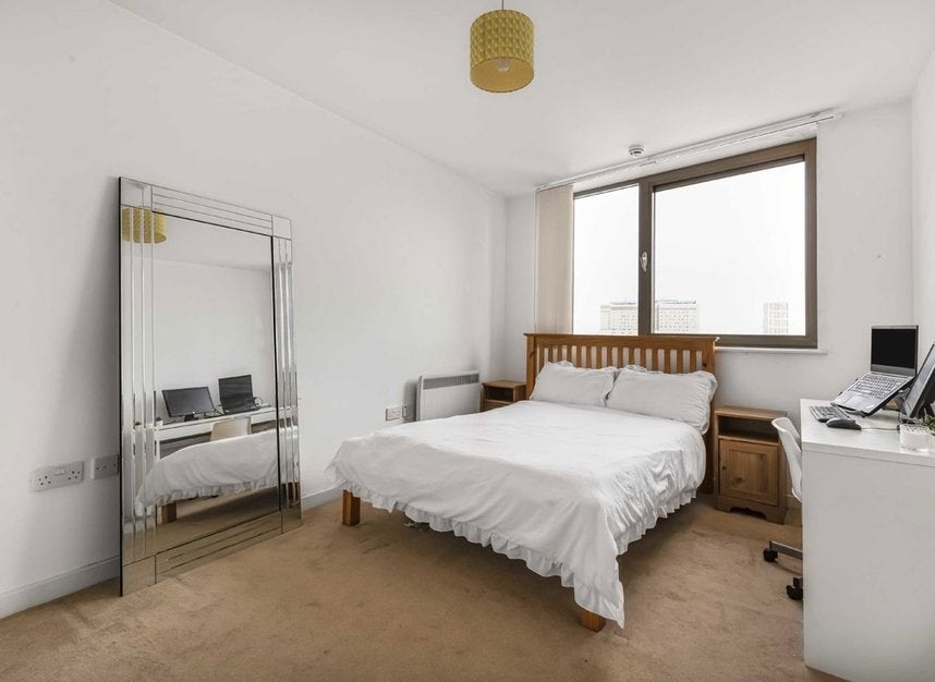 Flat Spencer Way in Greater London