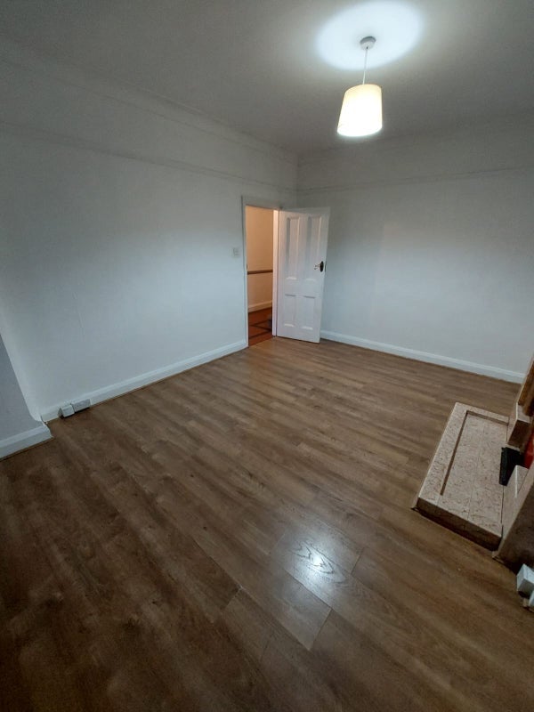 Room Sylvan Avenue in Greater London