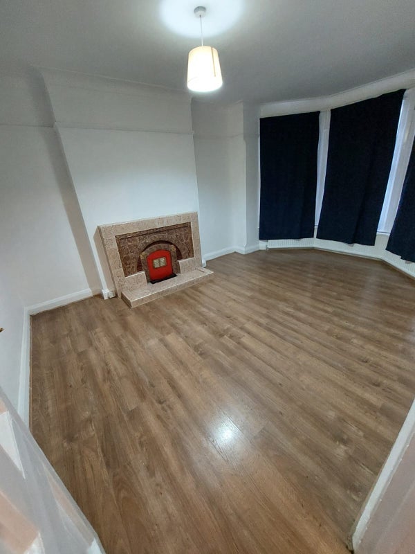 Room Sylvan Avenue in Greater London