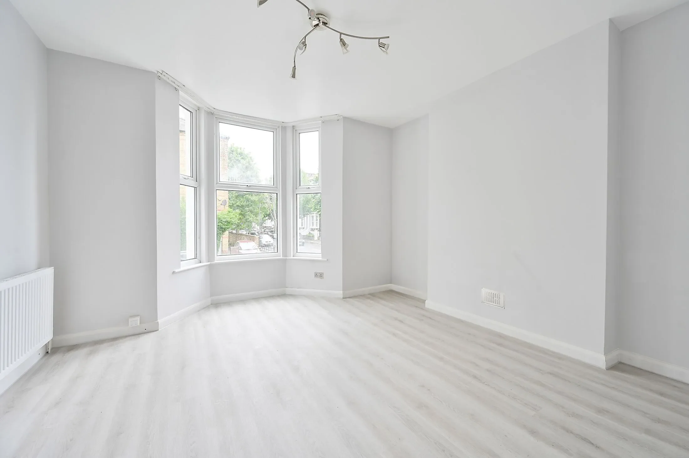 Flat Rockley Road in Greater London