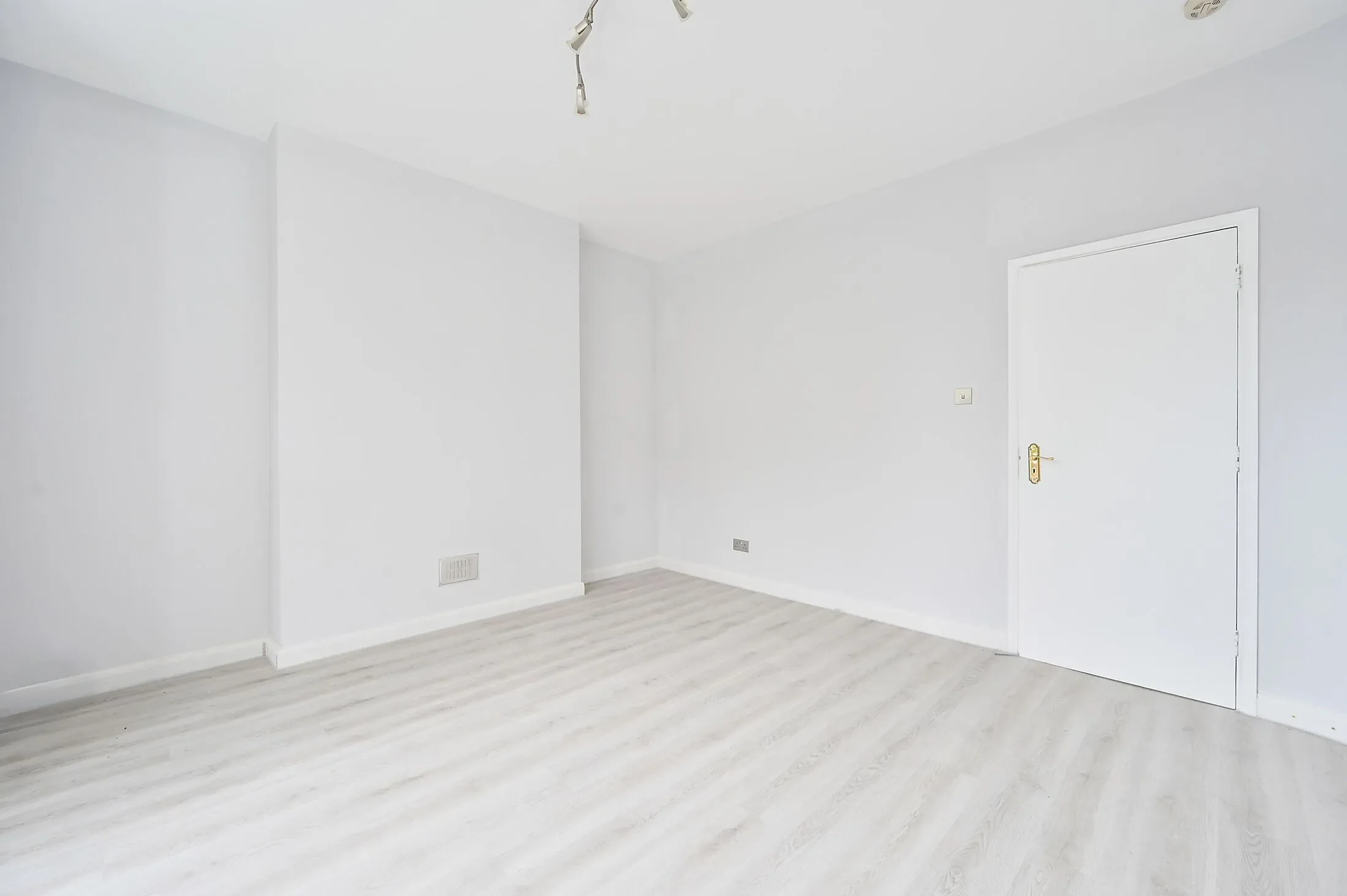 Flat Rockley Road in Greater London