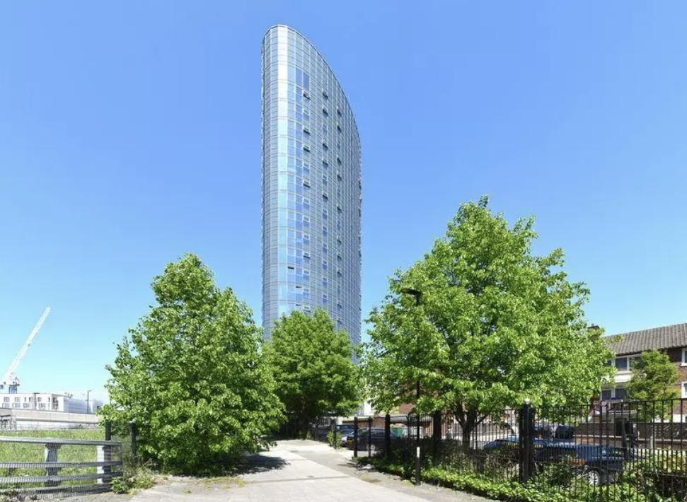 Flat Angel Lane in Greater London