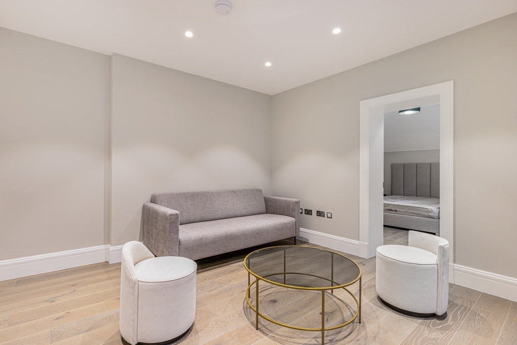 Flat Collingham Road in Greater London