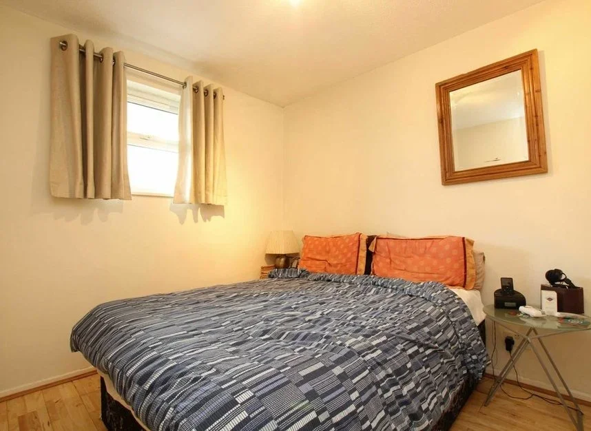 Flat Garfield Road in Greater London