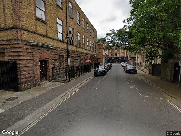 Flat Garfield Road in Greater London