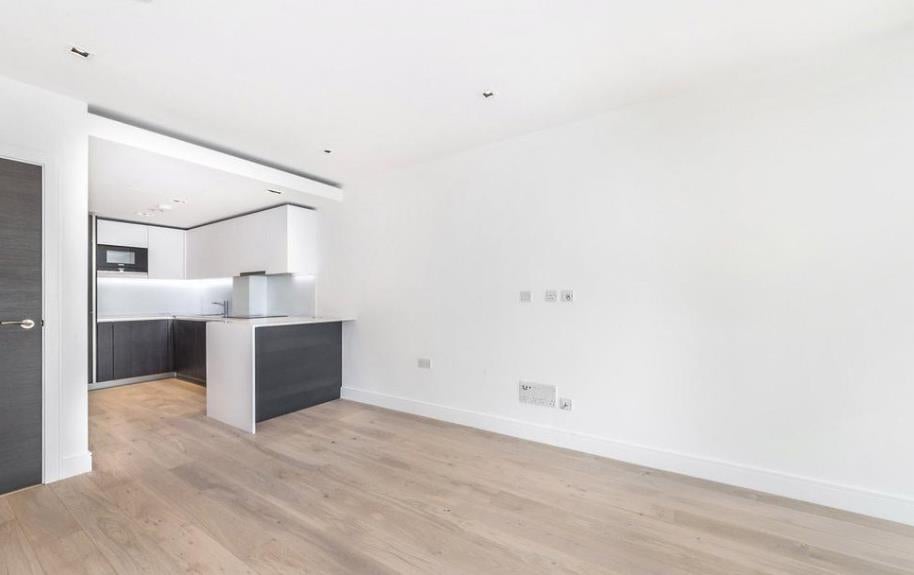 Flat Trinity Way in Greater London