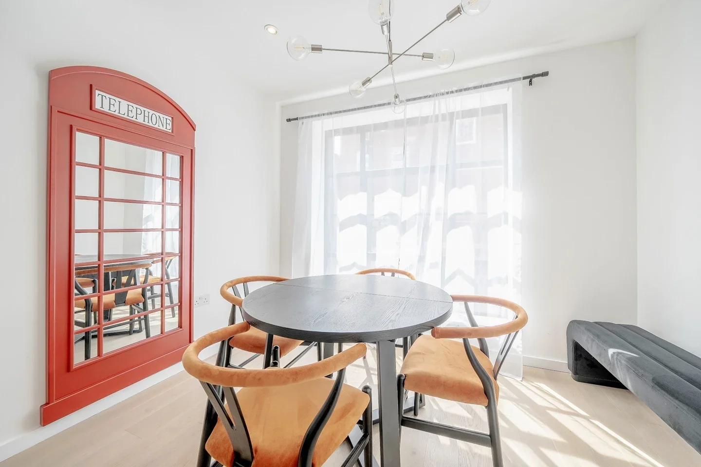 Flat Osborn Street in Greater London