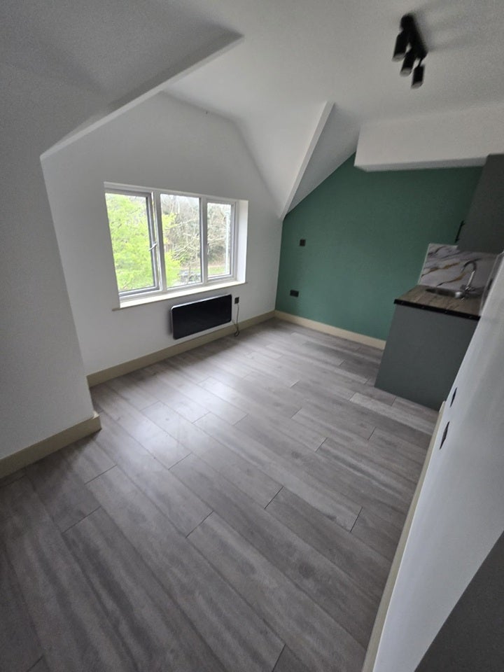 Room North Western Avenue in Watford