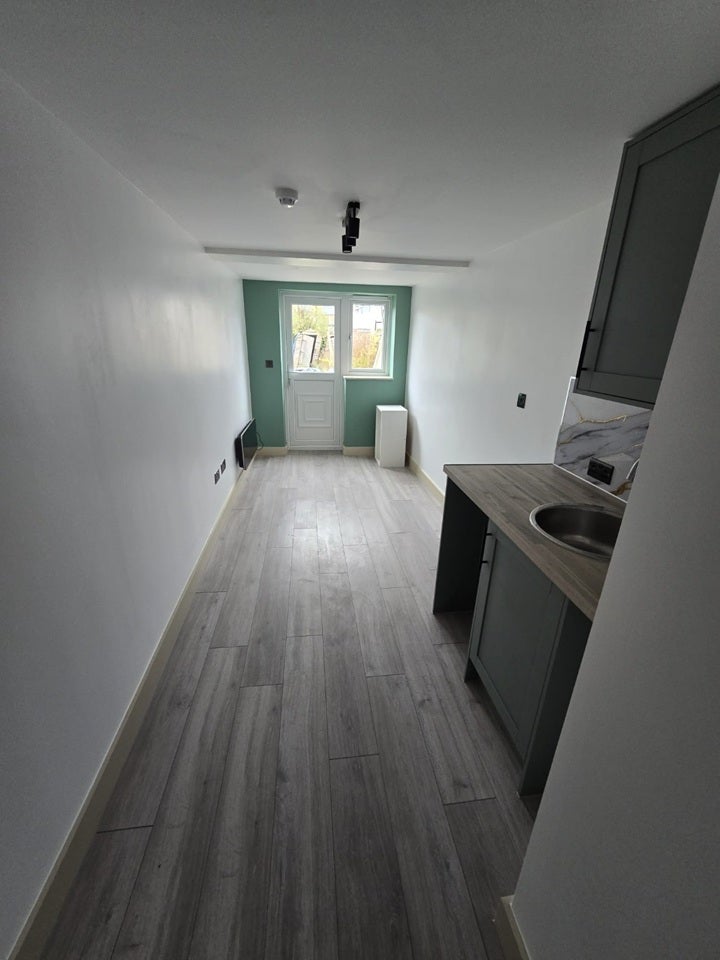Room North Western Avenue in Watford