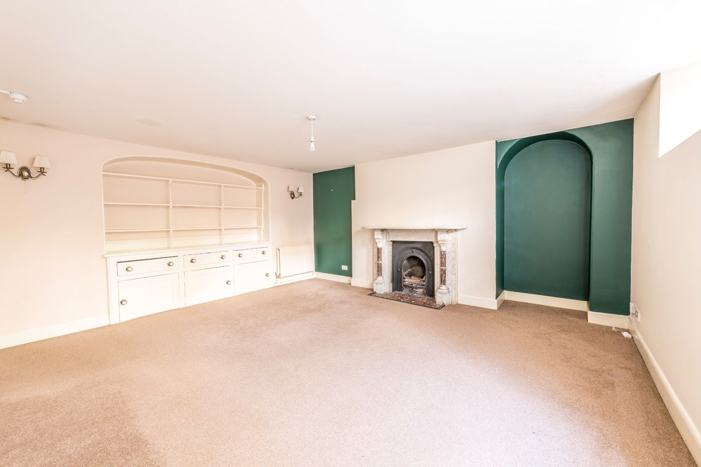 Flat Caledonia Place in Bristol