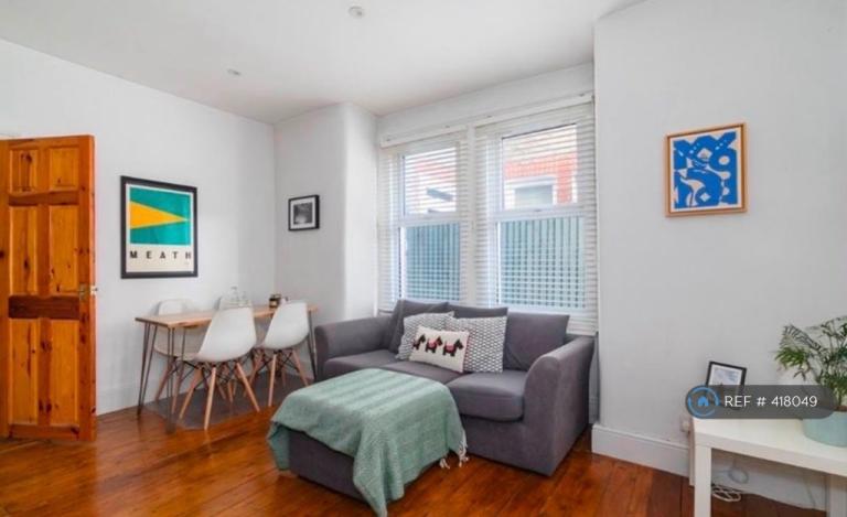 Room Gambole Road in Greater London