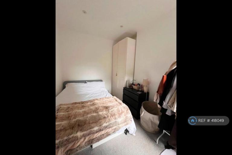 Room Gambole Road in Greater London