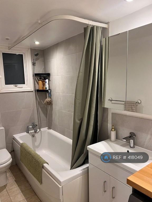 Room Gambole Road in Greater London