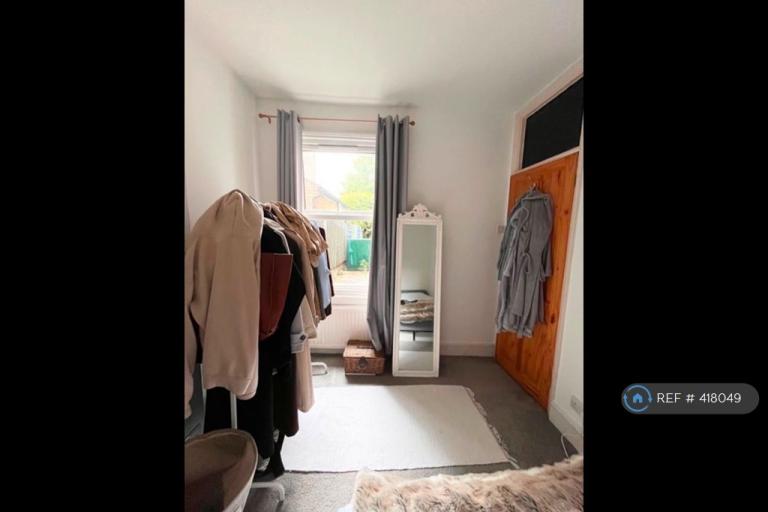 Room Gambole Road in Greater London