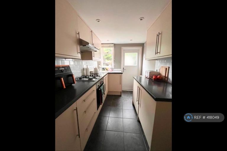 Room Gambole Road in Greater London