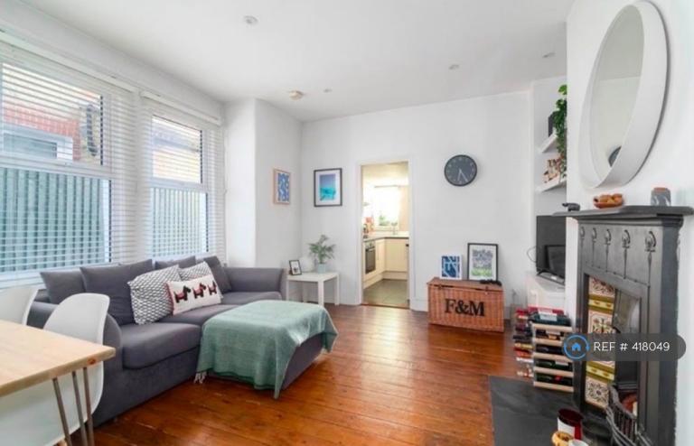 Room Gambole Road in Greater London