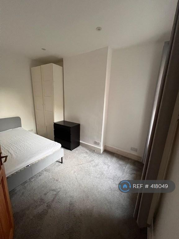 Room Gambole Road in Greater London