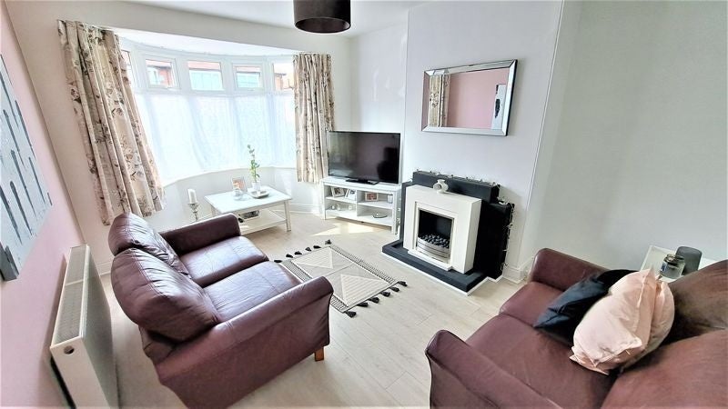 Flat Ovington Grove in Newcastle upon Tyne