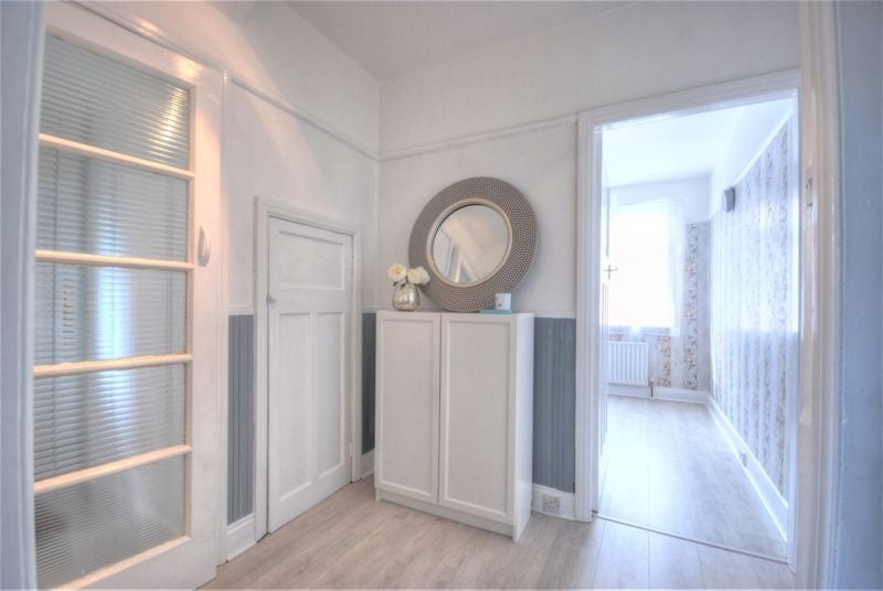 Flat Ovington Grove in Newcastle upon Tyne