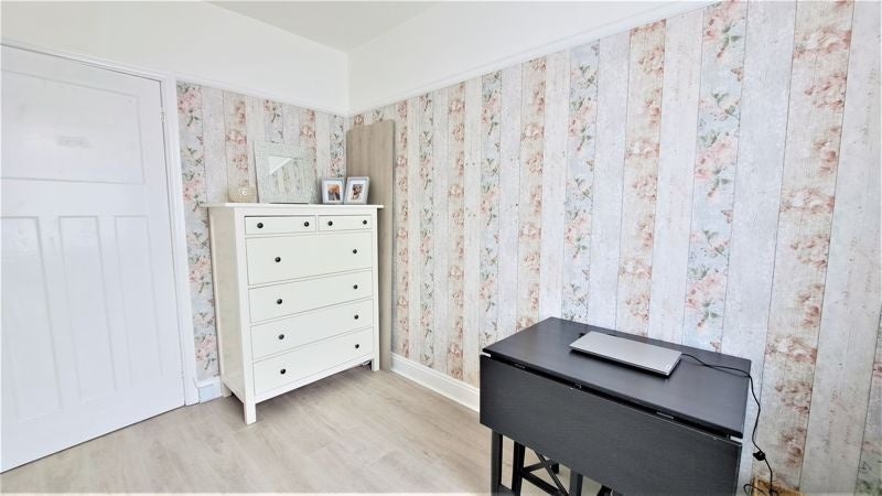 Flat Ovington Grove in Newcastle upon Tyne