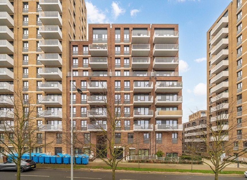 Flat Lakeside Drive in Greater London