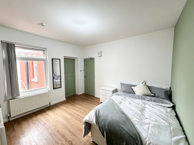 Room Ashburnham Road in Luton