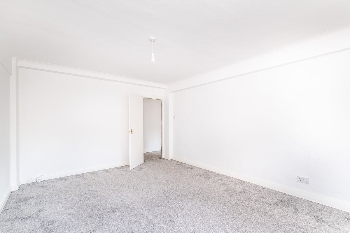 Flat Wavertree Road in Greater London