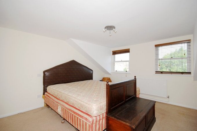 Flat Turneville Road in Greater London