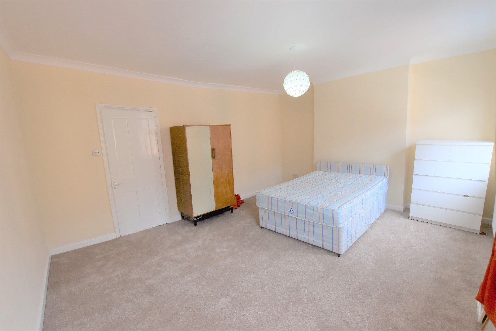 Flat Tooting High Street in Greater London