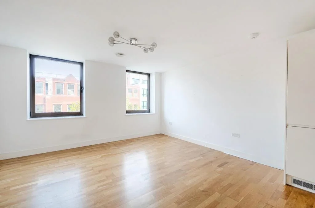 Flat Carshalton Road in Greater London