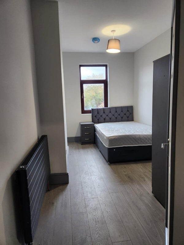 Room Leeds Road in Wakefield