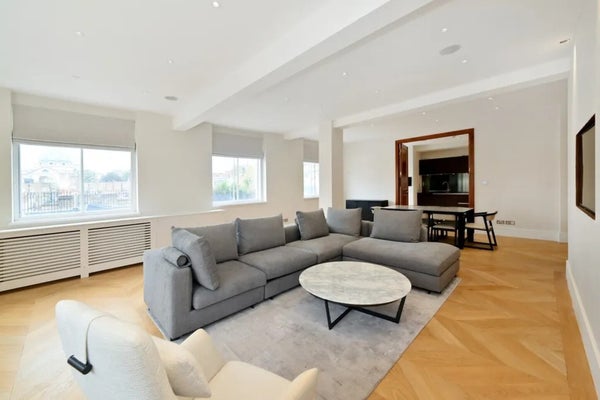 Flat Montpelier Walk in London