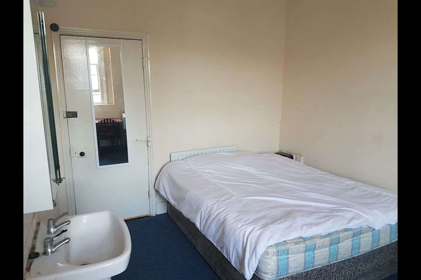 Room Hammersmith Road in Greater London
