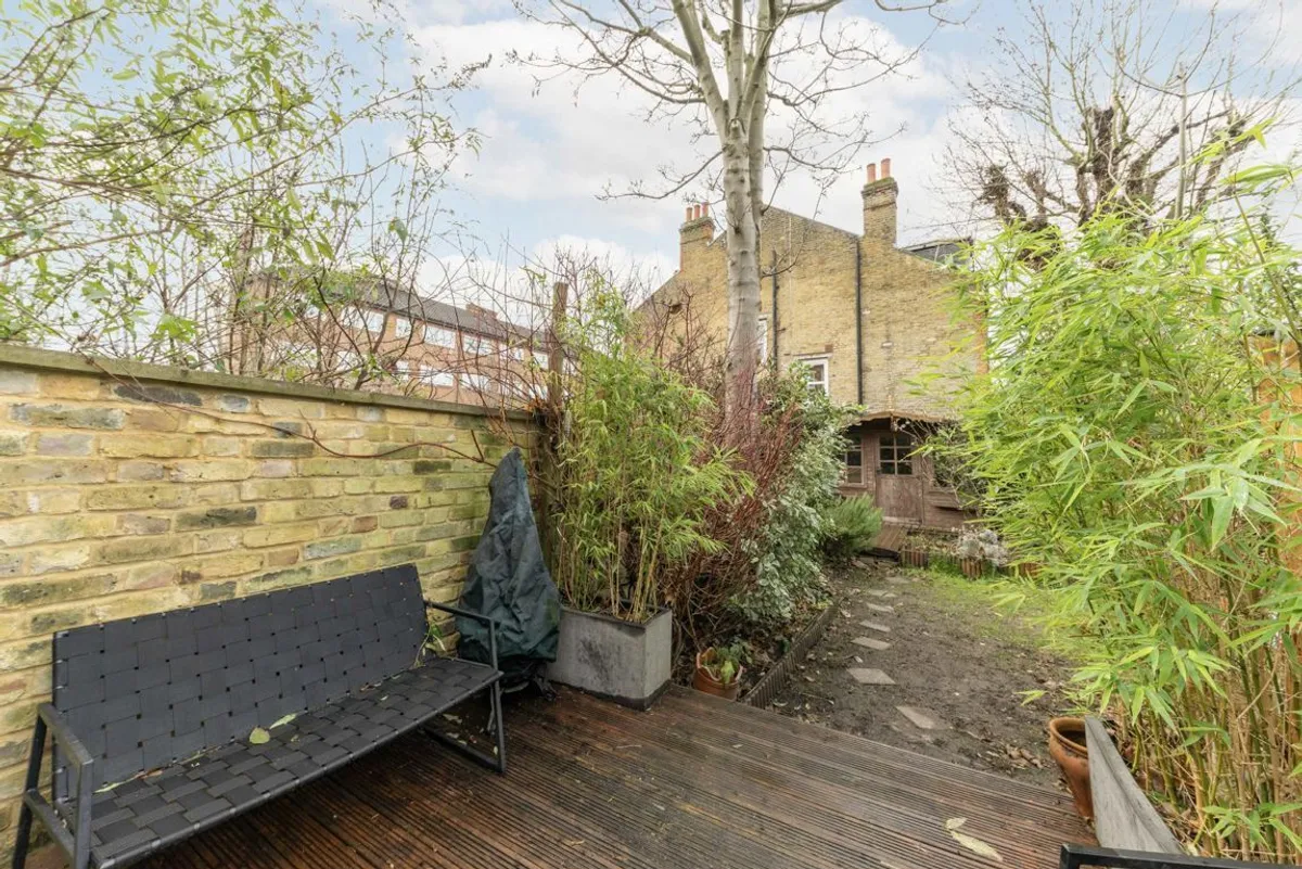 Flat Bedford Hill in Greater London