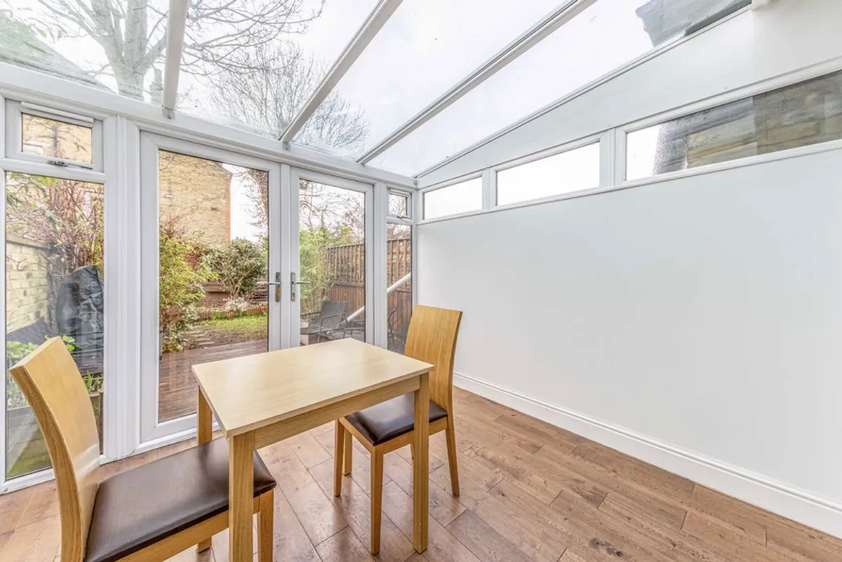 Flat Bedford Hill in Greater London