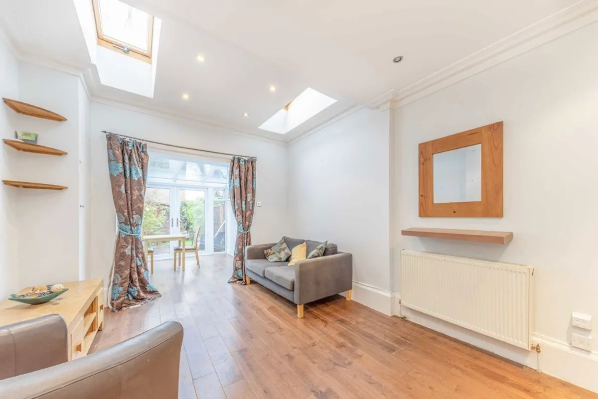 Flat Bedford Hill in Greater London