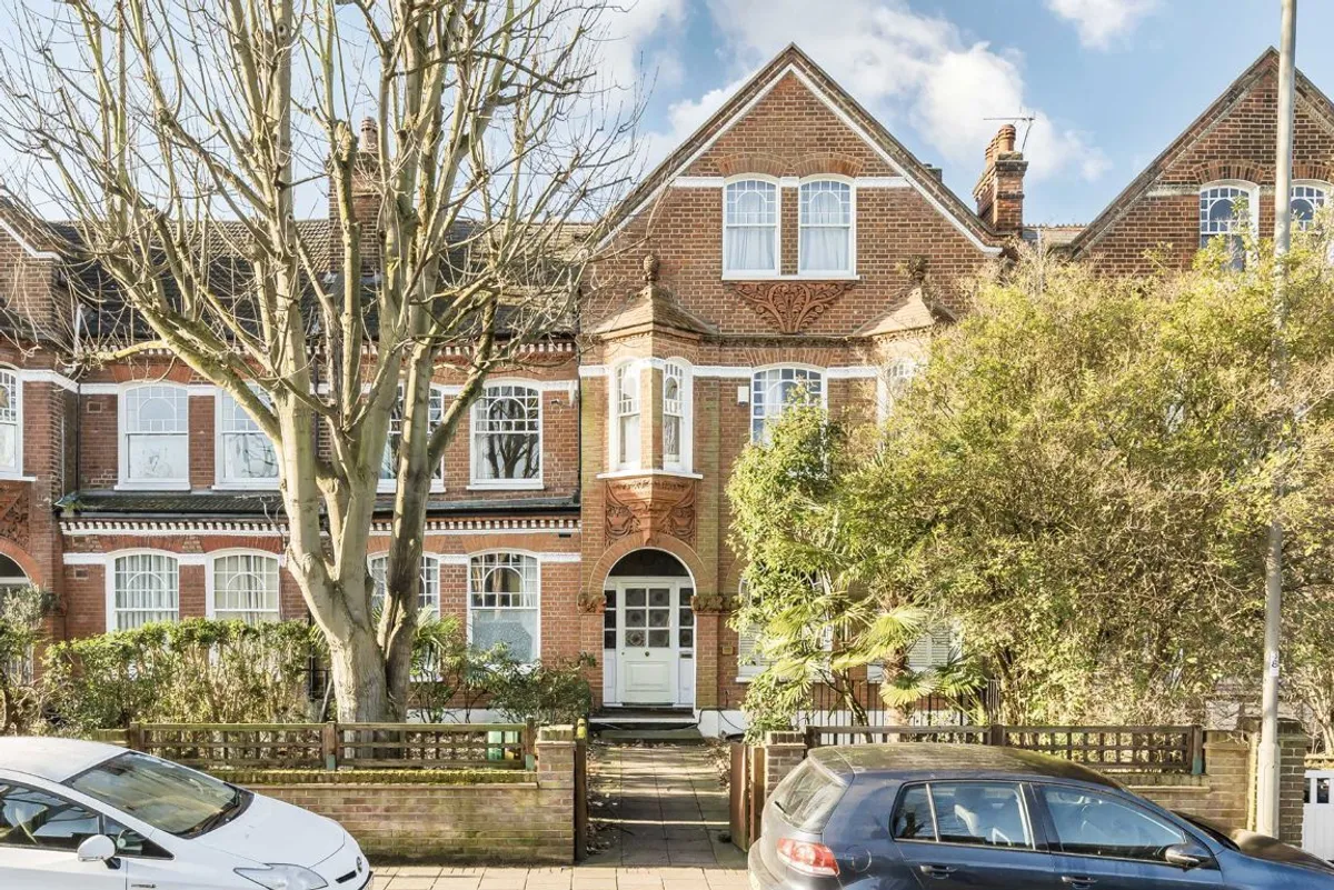 Flat Bedford Hill in Greater London