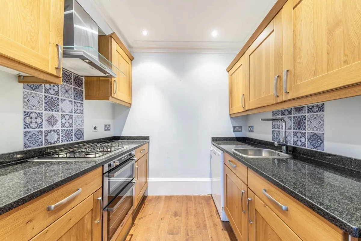 Flat Bedford Hill in Greater London