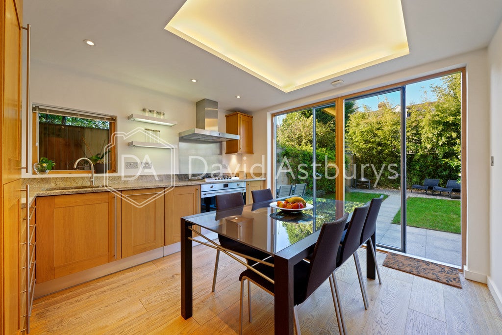 Flat Sloane Mews in Greater London