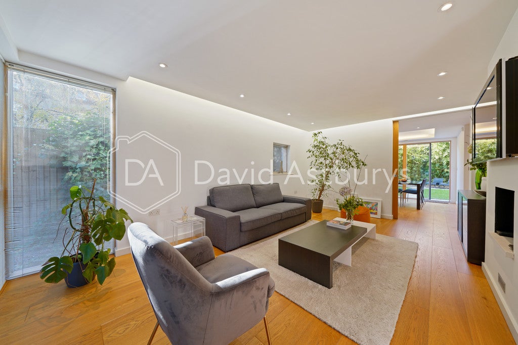 Flat Sloane Mews in Greater London