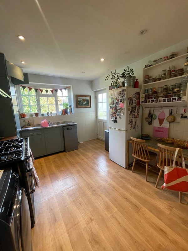 Room Kingswood Road in Greater London