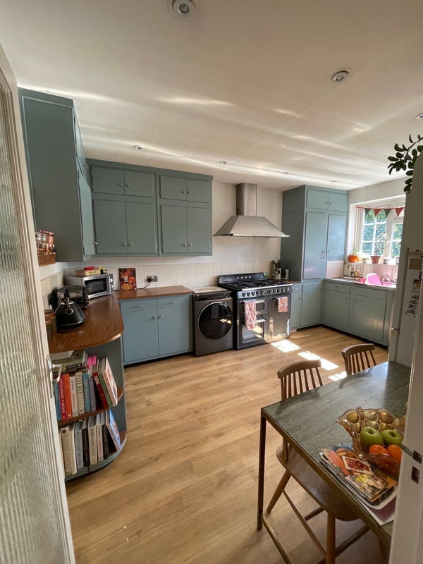 Room Kingswood Road in Greater London