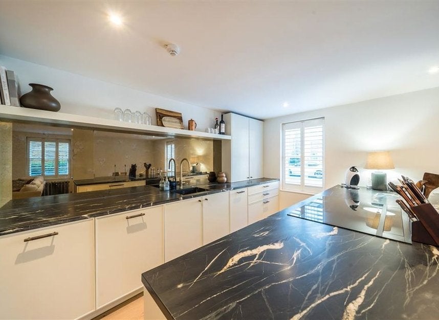 Flat Lawn Lane in Greater London