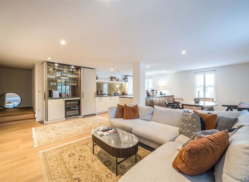 Flat Lawn Lane in Greater London