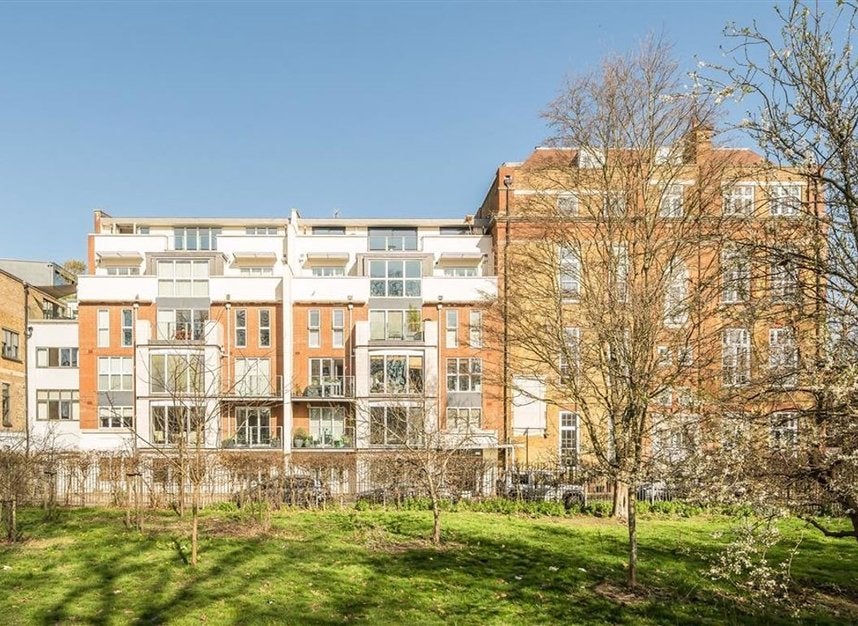 Flat Lawn Lane in Greater London