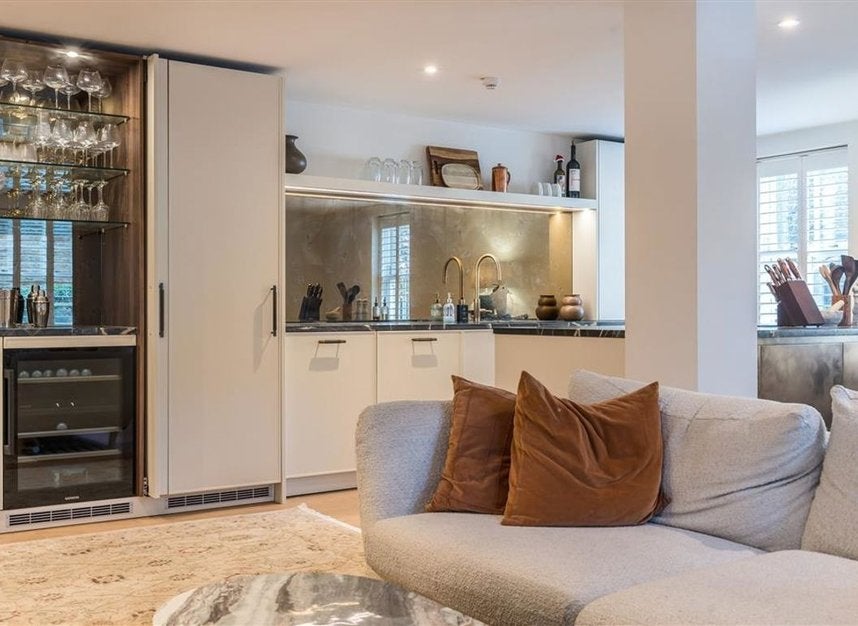 Flat Lawn Lane in Greater London