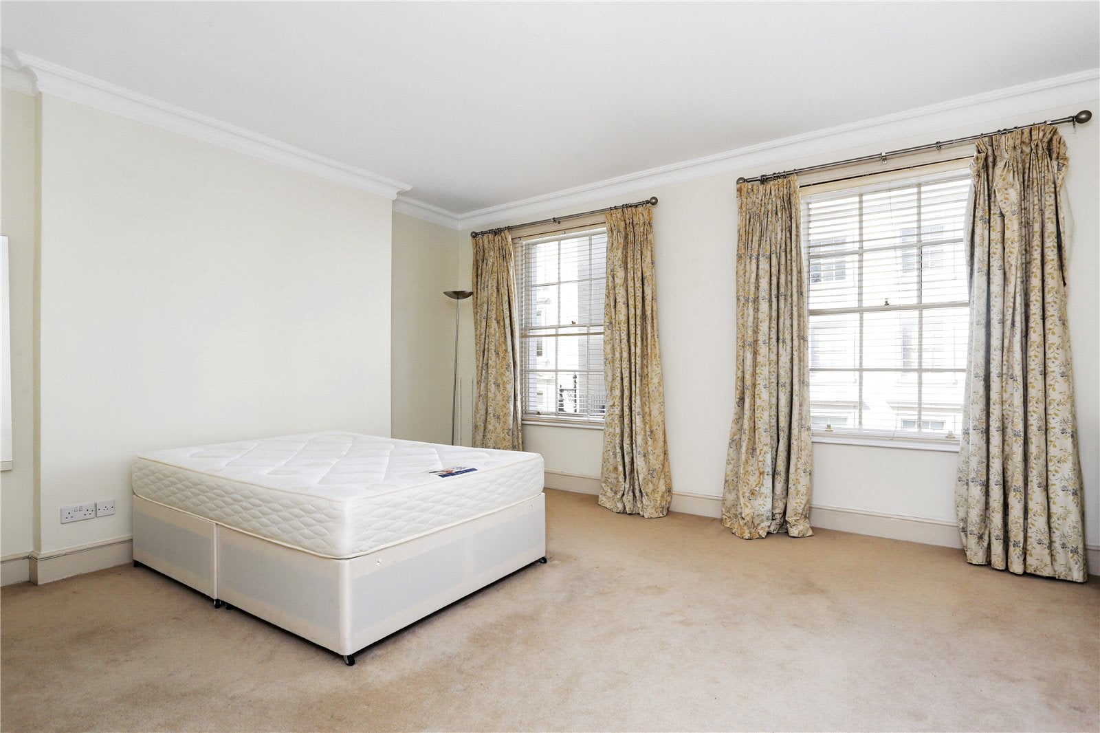 Flat Moreton Street in City of Westminster